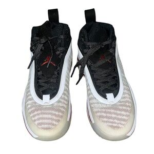 Black Red and white basketball Jordan’s (No Damage) 9.5 barely Worn